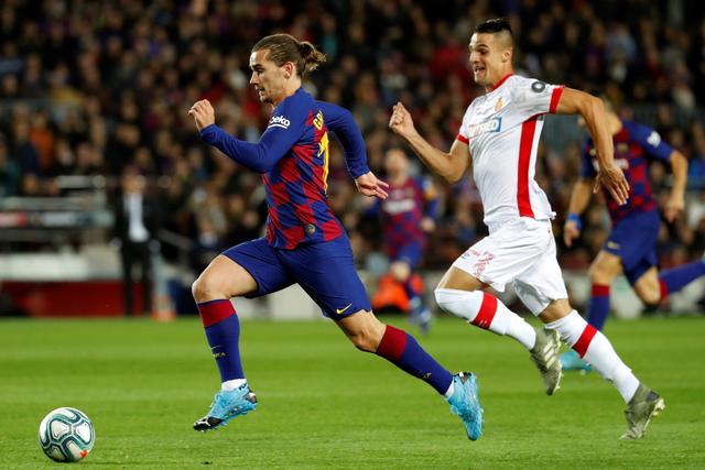 维尼修斯庆祝当选年度最佳球员 把World拼成word